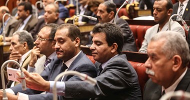 بالفيديو والصور.. نواب يلتقطون "سيلفى" فى اللقاء التعريفى للأعضاء الجدد بمجلس النواب