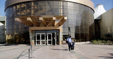 جمارك مطار شرم الشيخ تحبط محاولة تهريب أقراص وسوائل مخدرة 