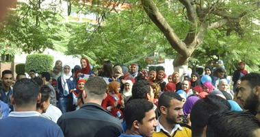 طلاب تجارة عين شمس يستغيثون بعد منعهم من دخول الكلية بسبب المصروفات