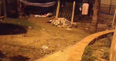"صحافة المواطن".. أسرة كاملة تنام فى العراء رغم برودة الجو بكفر الدوار