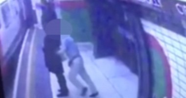 بالفيديو..عودة الإسلاموفوبيا لأوروبا.. بريطانى يدفع مسلمة أمام قطار بلندن