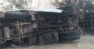 شلل مرورى أعلى دائرى المريوطية بسبب انقلاب سيارة نقل محملة بالزلط  