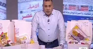 القرموطى يعرض وجبات "التموين" على الهواء وطاقم العمل يأكلون الفاكهة