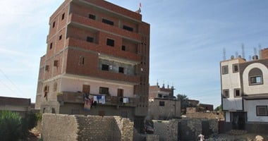 بالصور..خرابة فى حرم الطريق تتحول إلى مقلب قمامة بالإسماعيلية 