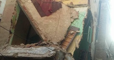 تحطم 3 سيارات سقطت عليها شرفة عقار بالإسكندرية