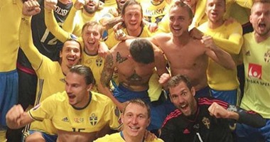 إبراهيموفيتش يتوسط نجوم السويد للاحتفال بالتأهل ليورو 2016