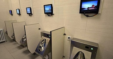 بالصور.. الصين تزود الحمامات العامة بـ"واى فاى" وماكينات "ATM"