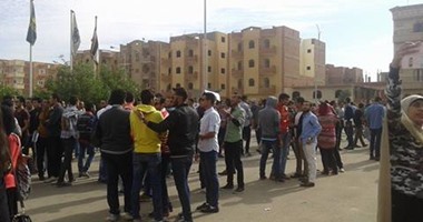 بالصور..تظاهر طلاب جامعة النهضة ببنى سويف اعتراضا على سياسة الإدارة