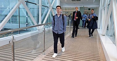 الكلاسيكو.. بالصور.. برشلونة يُغادر إلى مدريد لمواجهة الريال