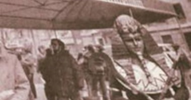شخص يرتدى قناع توت عنخ آمون يخطف الأنظار خلال معرض للآثار بنيويورك