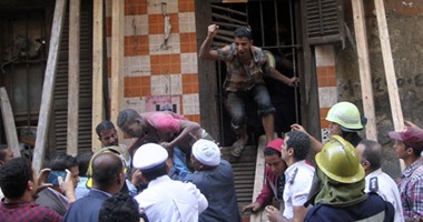 بالصور.. انهيار جزئى بعقار فى الفجالة والحماية المدنية تنقذ 6 من سكانه