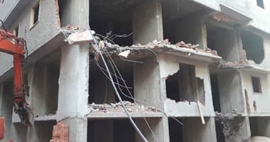 بالصور.. حملة لإزالة العقارات المخالفة بحى وسط فى الإسكندرية