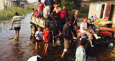 بالصور.. ارتباك بالبحيرة بسبب تأجيل صرف التعويضات.. الفلاحون غاضبون: التعويضات مترضيش ربنا وألف جنيه متجبش ثمن السولار لرى الأراضى.. "المحافظ": الفلوس فى البنوك.. ووكيل الزراعة: توزيعها على 3 مراحل