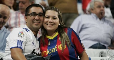 صور الكلاسيكو.. جماهير ريال مدريد وبرشلونة "إيد واحدة"