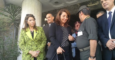 بالصور..غادة والى تزور والدة طفلين توفيا بحادث الصعق الكهربائى بالإسكندرية
