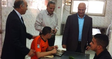 بالصور.. نائب رئيس جامعة بنها يتفقد مطاعم وملاعب مدينة الطلبة