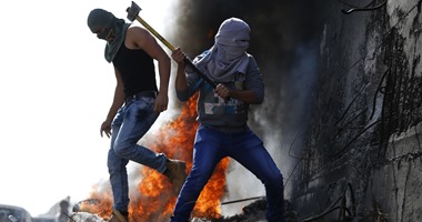 بالصور.. استخدام الفؤوس لتدمير الجدار العازل والاحتلال يهدم منزل فى القدس