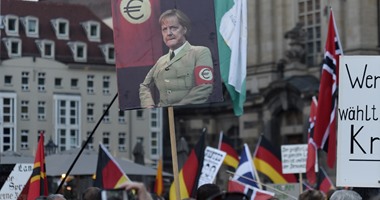 بالصور.. حركة بيجيدا تصعد نشاطها ضد المسلمين وتشبه ميركل بالنازى هتلر