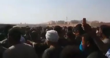 "صحافة المواطن".. أهالى قرية دشلوط بأسيوط يشيعون جثمان شهيد الكويت