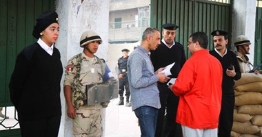 خبراء المفرقعات يفحصون السيارات المتواجدة بمحيط اللجان الانتخابية بالقاهرة