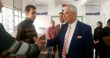 بالصور.. تفاصيل زيارة رئيس محكمة شمال القاهرة اللجان الانتخابية.. الناخبون يستقبلون"قاضى القرن" بالزغاريد والدموع.. ويتلقى شكوى ضد مرشح المصريين الأحرار بشبرا.. ويؤكد:"أنا فرحان بالشباب اللى شارك"