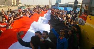 بالصور.. 2000 شاب يرفعون علم مصر فى جنوب سيناء أثناء توجههم لشرم الشيخ