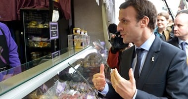 بالصور..ماكرون وزير اقتصاد فرنسا يزور سوقا تجاريا بالقرب من باريس