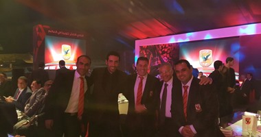 أبو تريكة يلتقط صورة تذكارية مع بيسيرو