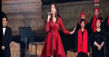 بالفيديو.. آمال ماهر ترتدى الفستان الأحمر وتغنى للأهلى