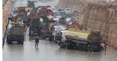 بالصور.. أمطار غزيرة وفيضانات تعيق الحركة فى قطر والسعودية