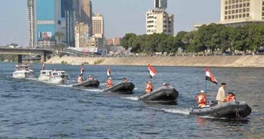 شرطة المسطحات المائية تمنع الصبية من السباحة بالنيل حرصا على حياتهم