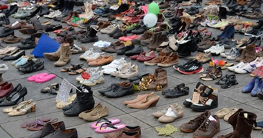 فرنسيون يستخدمون الأحذية احتجاجا على منع السلطات للمظاهرات قبل قمة المناخ