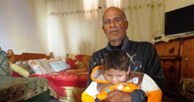 بالصور.."أحمد" طفل سيناوى عمره أربع سنوات ووزنه 8 كجم ولا يتحرك.. وجد الطفل: طرقت أبواب عيادات أطباء 4 محافظات دون نتيجة.. ونحتاج 500 جنيه شهريا للعلاج دون فائدة.. ويستغيث بوزارة الصحى لعلاج حفيده
