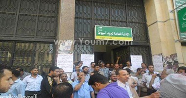 بالصور.. مافيا بييع استمارات منحة السيسى المزيفة تستنزف جهل الأهالى والفقراء بأسيوط.. بيع الطلب من 5 لـ20 جنيها بمعدل 1000 استمارة يوميا.. والمحافظة والتضامن يكتفون بالتحذير..وإقبال تاريخى على الشراء