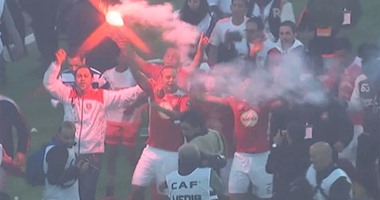 بالفيديو.. لاعبو النجم الساحلى يحتفلون بلقب الكونفدرالية بـ"الشماريخ"