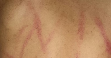 بالصور.. "بودى جارد" يعتدى بالضرب المبرح على طالب داخل مول بمدينة نصر