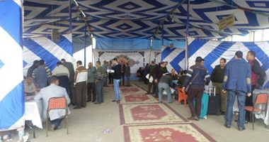 رئيس لجنة فرعية بحدائق القبة يخرج من لجنته لمساعدة مسن على التصويت