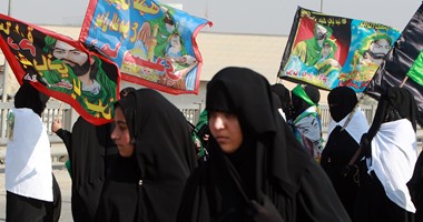  حشود الزوار الإيرانيين يتوجهون إلى كربلاء بدلا من مكة