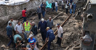 رفع آثار انقلاب عربات قطار الغلال بخط الإسكندرية - مطروح