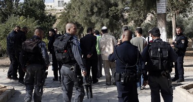 عشرات المستوطنين يقتحمون باحات المسجد الأقصى بحراسة مشددة من الاحتلال