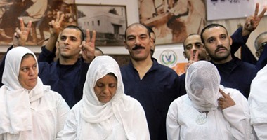 بالصور.. الإفراج عن دفعة جديدة من الغارمين.. سيدة سجنت بسبب ثمن ثلاجة: ربنا كرمنا بعطف الضباط.. وأخرى:الرئيس بيفكرنى بعبد الناصر.. مدير مصلحة السجون:ننحاز للبسطاء.. والمفرج عنهم يهتفون "بنحبك يا سيسى"