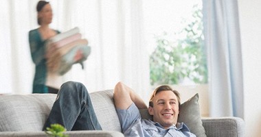 خليك متين واغسل المواعين..مشاركة الزوج بأعمال المنزل تجعله يستمتع بالجنس