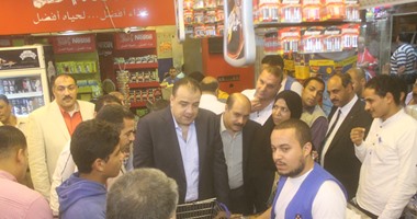 محافظ الفيوم يتفقد معرض السلع الغذائية بمحلات عرفة إخوان وشادر الخضر