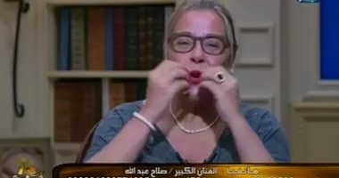 بالفيديو.. صلاح عبد الله يشيد بـ"مها أبو عوف" على الهواء.. والأخيرة ترد بالقبلات