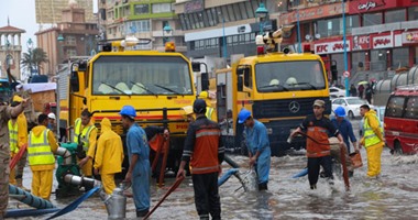 الداخلية تعلن حالة التأهب القصوى لمواجهة الأمطار بالجمهورية.. الحماية المدنية تدفع بسيارات الشفط بالشوارع.. "بوكس" الشرطة ينقل المواطنين فى المناطق الغارقة.. و"المرور" تطالب بتوخى الحذر أثناء القيادة