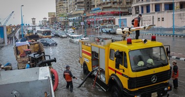 "السخرية هى الحل" شعار رواد "فيس بوك" فى التعامل مع أزمة الإسكندرية.. نشطاء يقدمون حلولا لأزمة السيول.. أبرزها مشمع كبير يغطى البلد فى الشتا.. ورمى الإسفنج بالشوارع.. ويمزحون: "قررنا نخليها زى فينسيا"