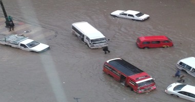 أهالى بالإسكندرية يقطعون الطريق الزراعى بسبب تراكم مياه المطر بمنازلهم