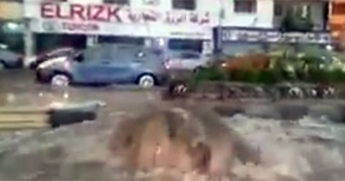 بالفيديو..بالوعة صرف صحى تتحول لـ"نافورة" بمنطقة سموحة فى الإسكندرية