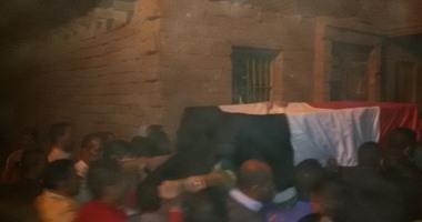 بالصور.. جنازة مهيبة لشهيد الشرطة على خليل بمسقط رأسه فى بنى سويف