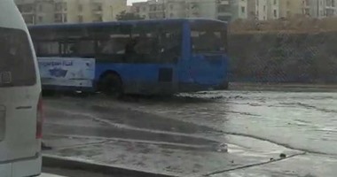 بالفيديو..تكدس مرورى بـ”المحور” بسبب مياه الأمطار..والشرطة تحاول تسيير الحركة